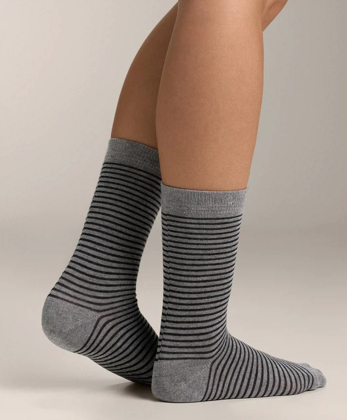 2 paires de chaussettes classiques 55 % modal, 10 % cachemire 2 paires de chaussettes classiques 55 % modal, 10 % cachemire