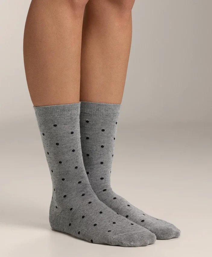 2 paires de chaussettes classiques 55 % modal, 10 % cachemire 2 paires de chaussettes classiques 55 % modal, 10 % cachemire