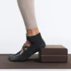 2 paires de chaussettes de yoga et de Pilates en coton mélangé avec sangles croisées 2 paires de chaussettes de yoga et de Pilates en coton mélangé avec sangles croisées
