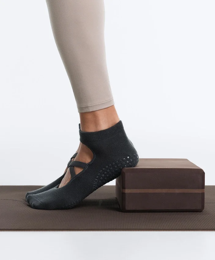 2 paires de chaussettes de yoga et de Pilates en coton mélangé avec sangles croisées 2 paires de chaussettes de yoga et de Pilates en coton mélangé avec sangles croisées