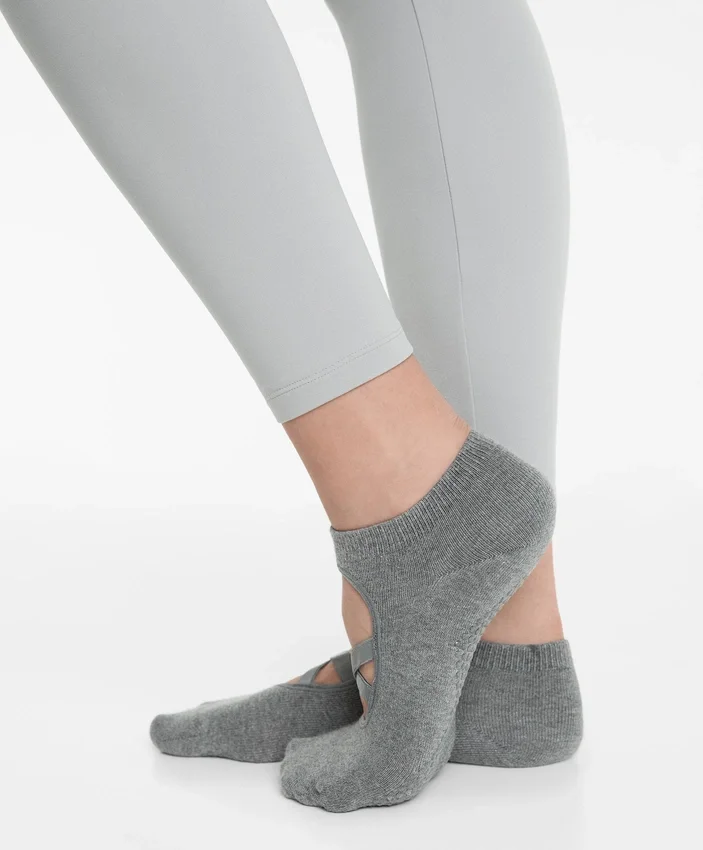 2 paires de chaussettes de yoga et de Pilates en coton mélangé avec sangles croisées 2 paires de chaussettes de yoga et de Pilates en coton mélangé avec sangles croisées