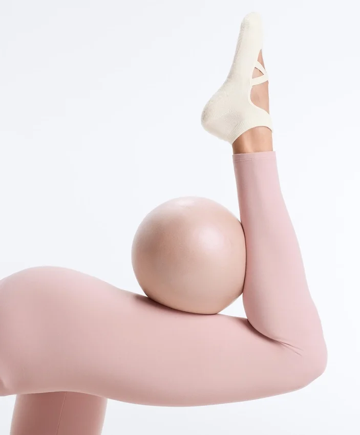 2 paires de chaussettes de yoga et de Pilates en coton mélangé avec sangles croisées 2 paires de chaussettes de yoga et de Pilates en coton mélangé avec sangles croisées