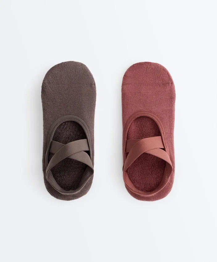 2 paires de chaussettes invisibles rembourrées en coton mélangé pour le yoga et le Pilates, avec bandes croisées 2 paires de chaussettes invisibles rembourrées en coton mélangé pour le yoga et le Pilates, avec bandes croisées