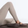 2 paires de chaussettes invisibles rembourrées en coton mélangé pour le yoga et le Pilates, avec bandes croisées 2 paires de chaussettes invisibles rembourrées en coton mélangé pour le yoga et le Pilates, avec bandes croisées