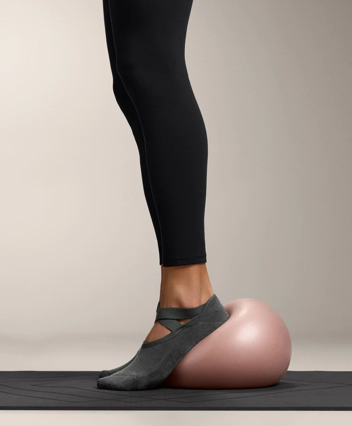 2 paires de chaussettes rembourrées en coton mélangé pour le yoga et le Pilates avec sangles croisées 2 paires de chaussettes rembourrées en coton mélangé pour le yoga et le Pilates avec sangles croisées