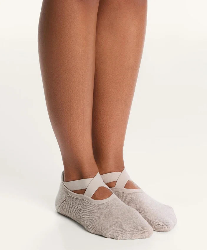 2 paires de chaussettes rembourrées en coton mélangé pour le yoga et le Pilates avec sangles croisées 2 paires de chaussettes rembourrées en coton mélangé pour le yoga et le Pilates avec sangles croisées