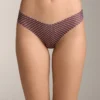 3 Culottes de bikinis classiques invisibles en mélange de polyamide, coupe en V et découpe au laser 3 Culottes de bikinis classiques invisibles en mélange de polyamide, coupe en V et découpe au laser