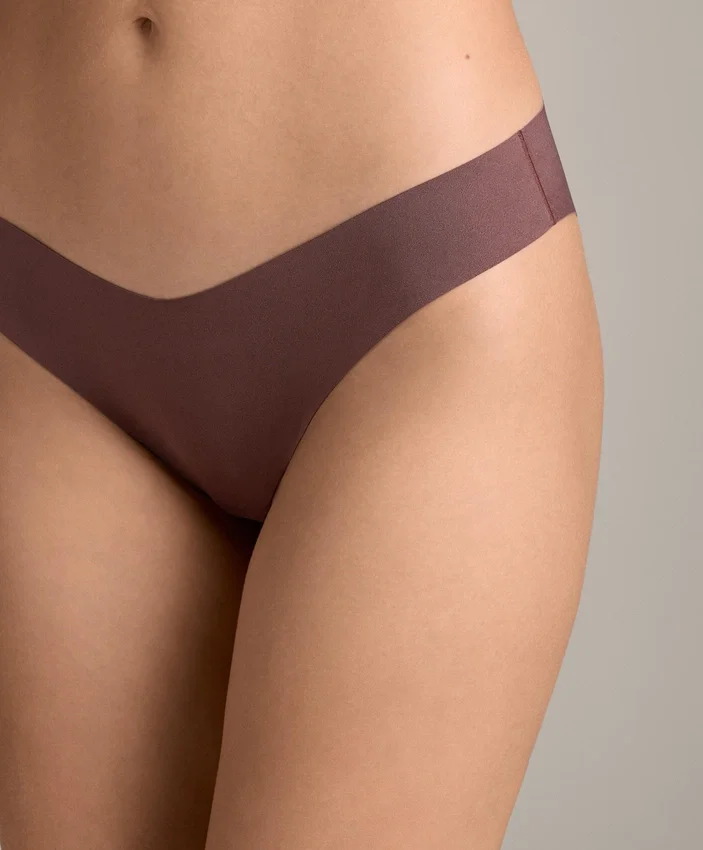 3 Culottes de bikinis classiques invisibles en mélange de polyamide, coupe en V et découpe au laser 3 Culottes de bikinis classiques invisibles en mélange de polyamide, coupe en V et découpe au laser