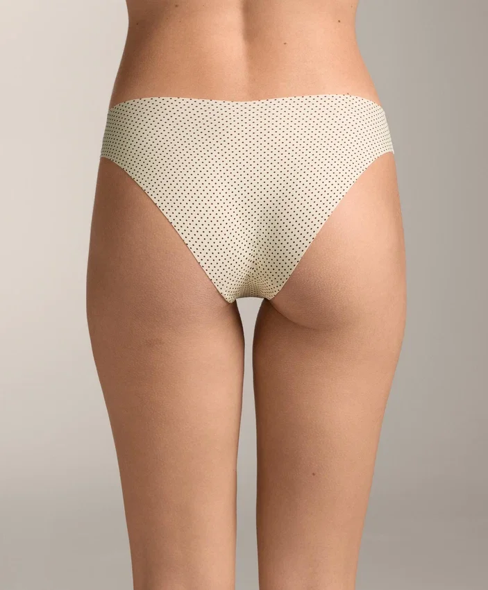 3 Culottes de bikinis classiques invisibles en mélange de polyamide, coupe en V et découpe au laser 3 Culottes de bikinis classiques invisibles en mélange de polyamide, coupe en V et découpe au laser
