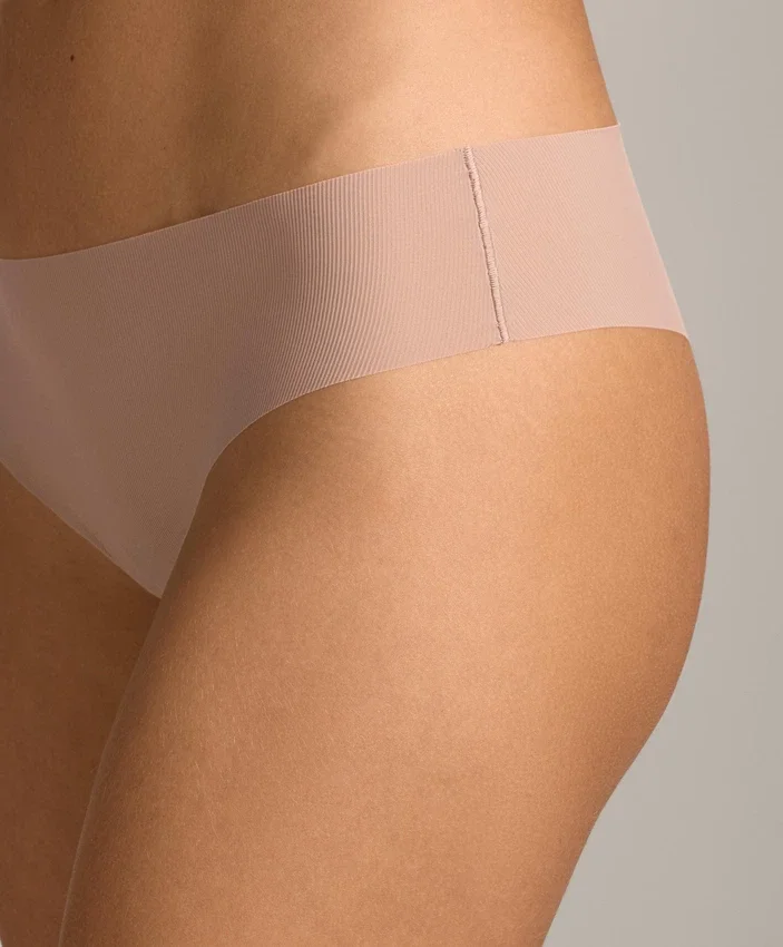5 culottes brésiliennes invisibles en mélange de polyamide à fines côtes, découpées au laser 5 culottes brésiliennes invisibles en mélange de polyamide à fines côtes, découpées au laser