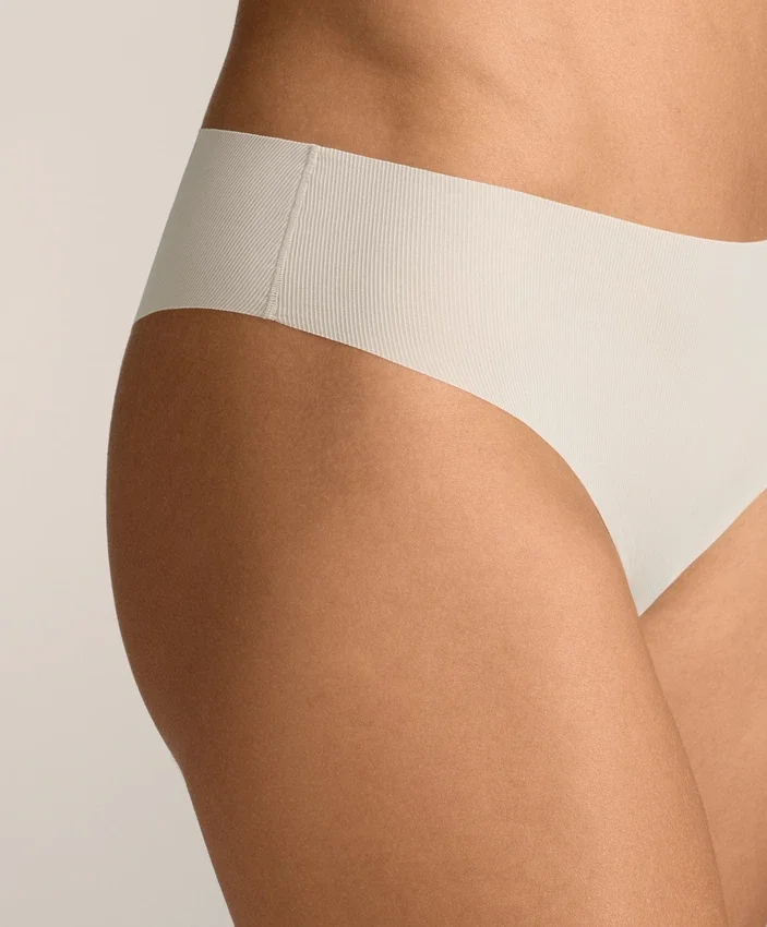5 culottes brésiliennes invisibles en mélange de polyamide à fines côtes, découpées au laser 5 culottes brésiliennes invisibles en mélange de polyamide à fines côtes, découpées au laser