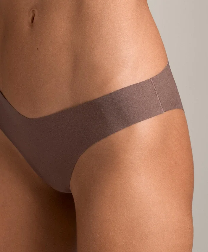 5 culottes classiques invisibles en mélange de polyamide avec coupe en V 5 culottes classiques invisibles en mélange de polyamide avec coupe en V