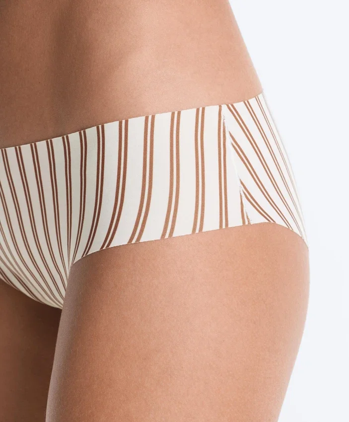 5 culottes taille basse invisibles en mélange de polyamide découpées au laser 5 culottes taille basse invisibles en mélange de polyamide découpées au laser