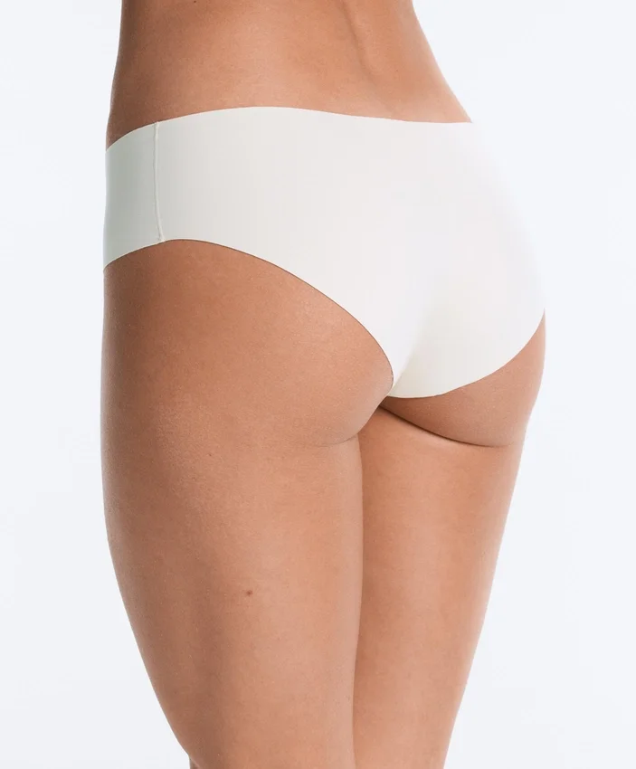 5 culottes taille basse invisibles en mélange de polyamide découpées au laser 5 culottes taille basse invisibles en mélange de polyamide découpées au laser