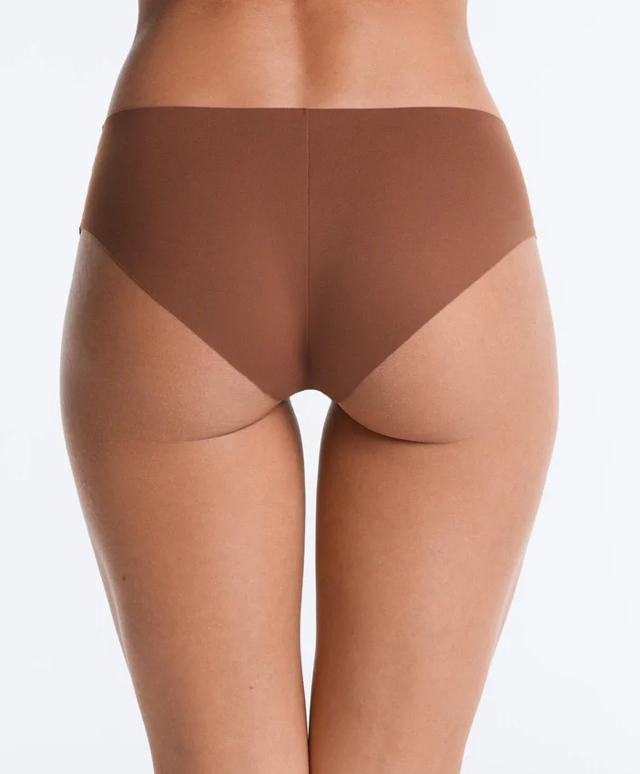 5 culottes taille basse invisibles en mélange de polyamide découpées au laser 5 culottes taille basse invisibles en mélange de polyamide découpées au laser
