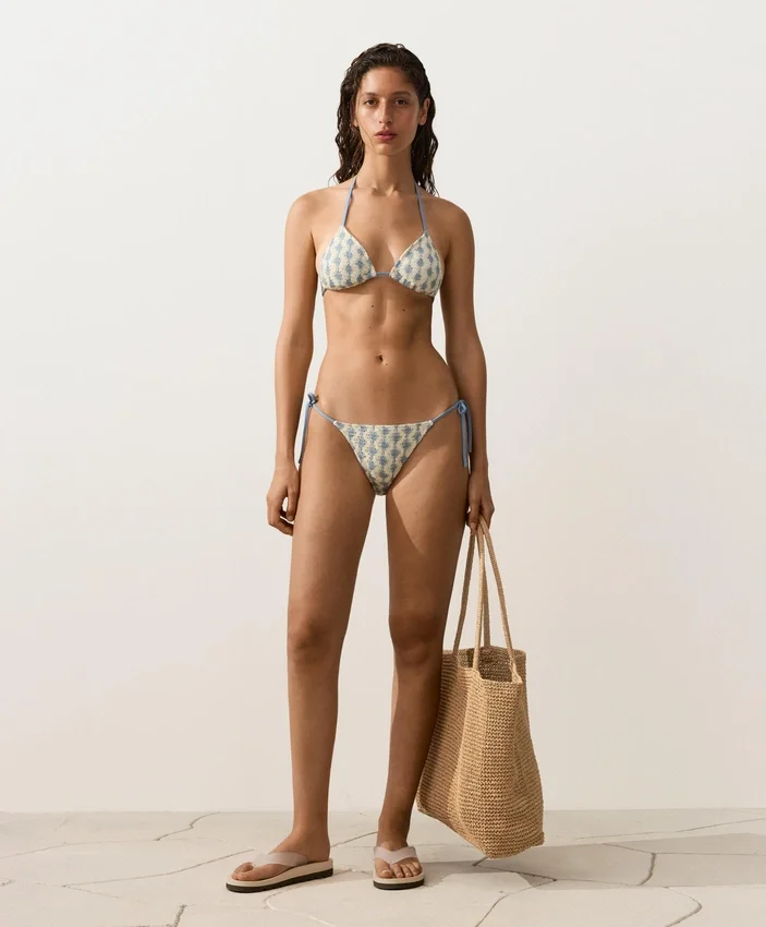 Bikinis à vagues contrastées en crochet Bikinis à vagues contrastées en crochet
