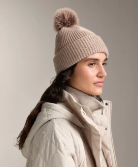 Chapeau en maille mélangée laine avec pompon