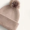 Chapeau en maille mélangée laine avec pompon Chapeau en maille mélangée laine avec pompon