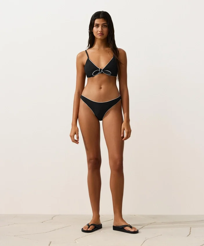 Culotte de bain à couverture moyenne avec découpe en U et passepoil Culotte de bain à couverture moyenne avec découpe en U et passepoil