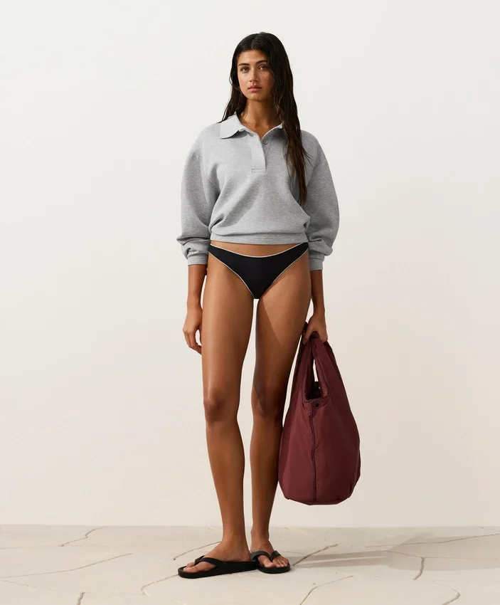 Culotte de bain à couverture moyenne avec découpe en U et passepoil Culotte de bain à couverture moyenne avec découpe en U et passepoil