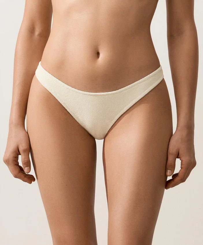 Culottes brésiliennes froncées avec découpe en U Culottes brésiliennes froncées avec découpe en U