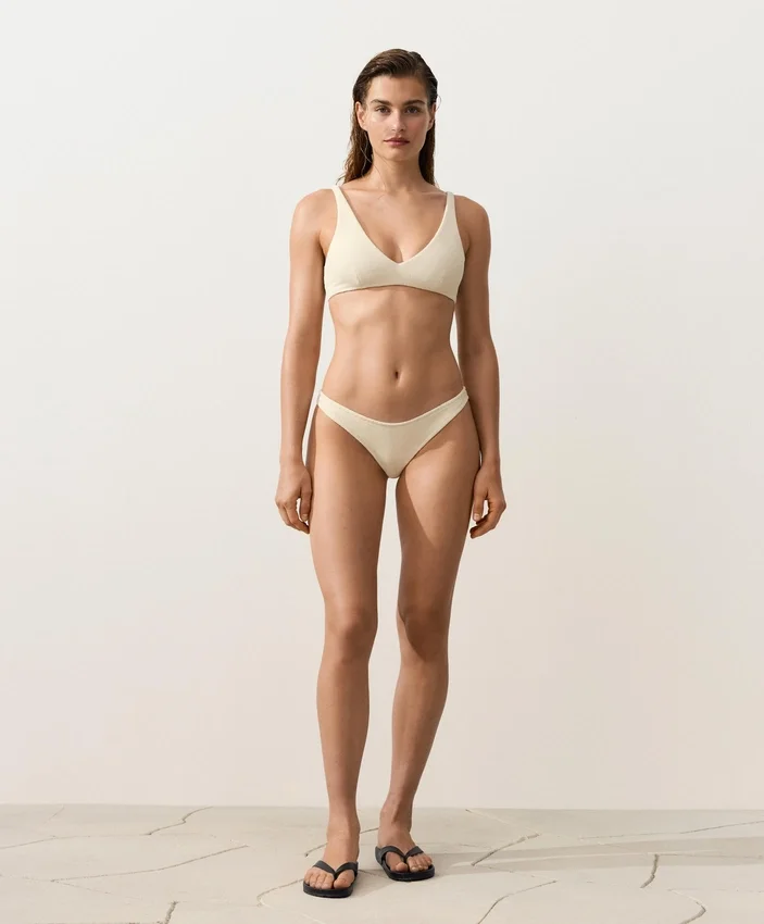 Culottes brésiliennes froncées avec découpe en U Culottes brésiliennes froncées avec découpe en U