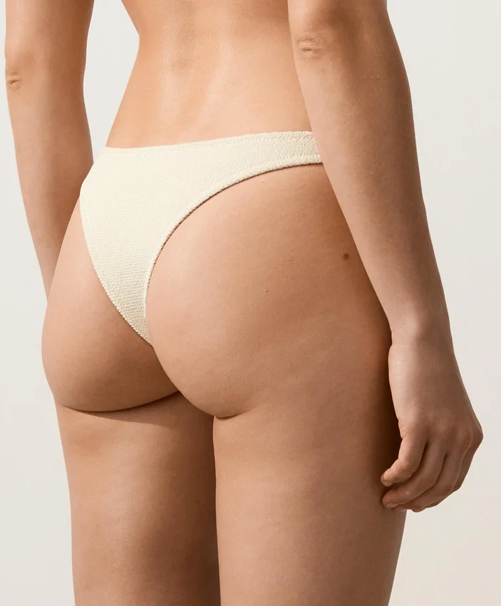Culottes brésiliennes froncées avec découpe en U Culottes brésiliennes froncées avec découpe en U