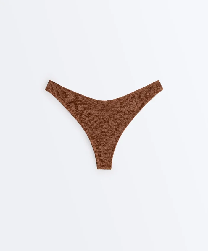 Culottes brésiliennes froncées avec découpe en U Culottes brésiliennes froncées avec découpe en U