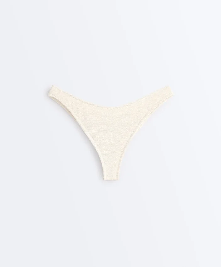 Culottes brésiliennes froncées avec découpe en U Culottes brésiliennes froncées avec découpe en U