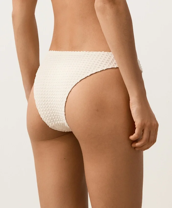 Culottes de bain à couverture moyenne avec découpe en U et texture à bulles en crochet Culottes de bain à couverture moyenne avec découpe en U et texture à bulles en crochet