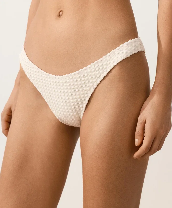 Culottes de bain à couverture moyenne avec découpe en U et texture à bulles en crochet Culottes de bain à couverture moyenne avec découpe en U et texture à bulles en crochet