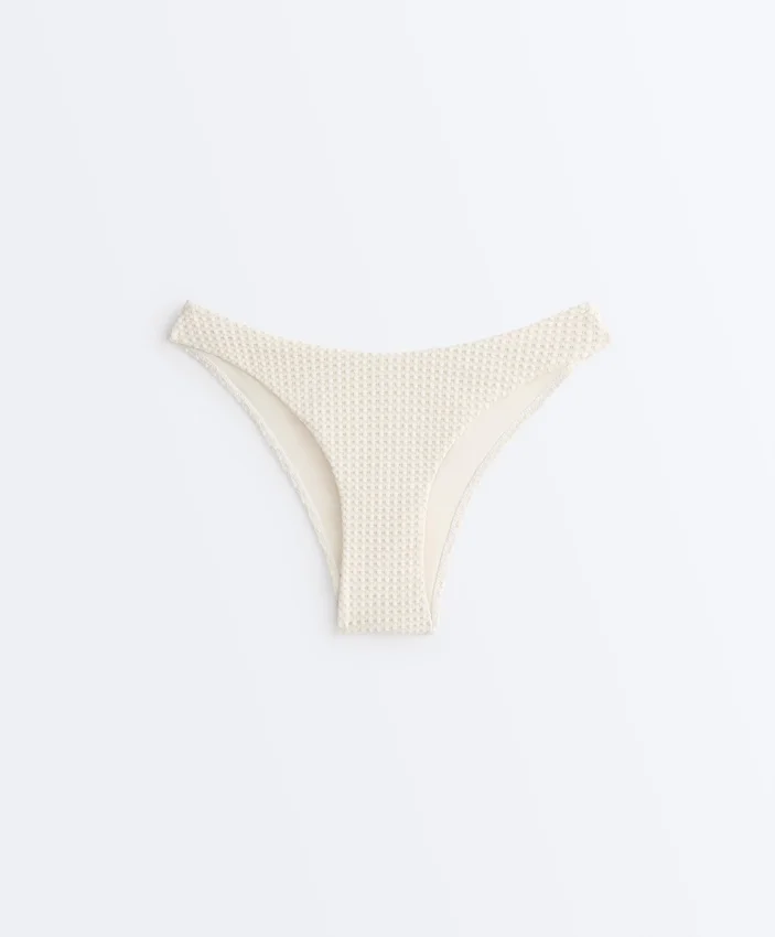 Culottes de bain à couverture moyenne avec découpe en U et texture à bulles en crochet Culottes de bain à couverture moyenne avec découpe en U et texture à bulles en crochet