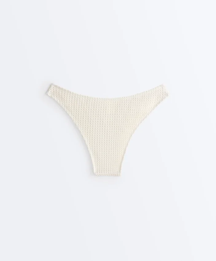 Culottes de bain à couverture moyenne avec découpe en U et texture à bulles en crochet Culottes de bain à couverture moyenne avec découpe en U et texture à bulles en crochet