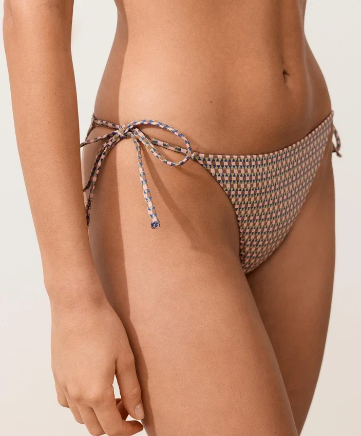 Culottes de bain à couverture moyenne avec imprimé mini et fils métalliques, dotées de liens Culottes de bain à couverture moyenne avec imprimé mini et fils métalliques, dotées de liens