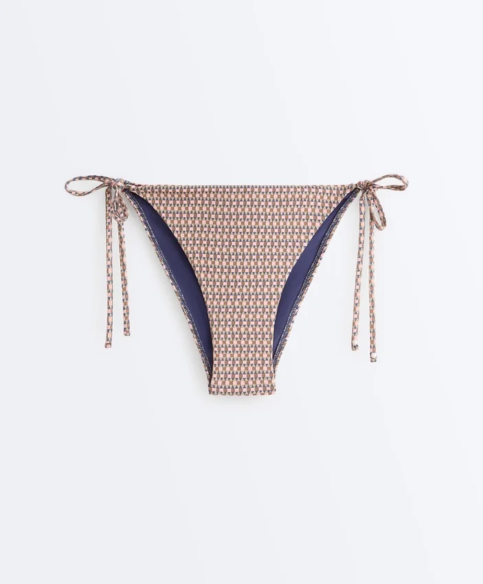 Culottes de bain à couverture moyenne avec imprimé mini et fils métalliques, dotées de liens Culottes de bain à couverture moyenne avec imprimé mini et fils métalliques, dotées de liens