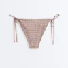Culottes de bain à couverture moyenne avec imprimé mini et fils métalliques, dotées de liens Culottes de bain à couverture moyenne avec imprimé mini et fils métalliques, dotées de liens