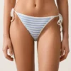 Culottes de bain à couverture moyenne texturées à rayures avec liens Culottes de bain à couverture moyenne texturées à rayures avec liens