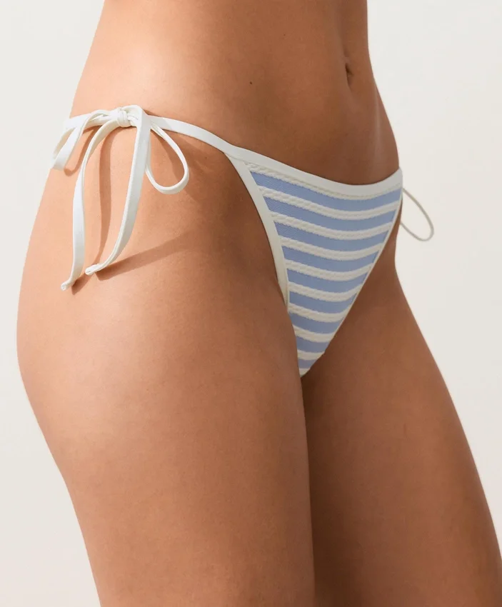 Culottes de bain à couverture moyenne texturées à rayures avec liens Culottes de bain à couverture moyenne texturées à rayures avec liens