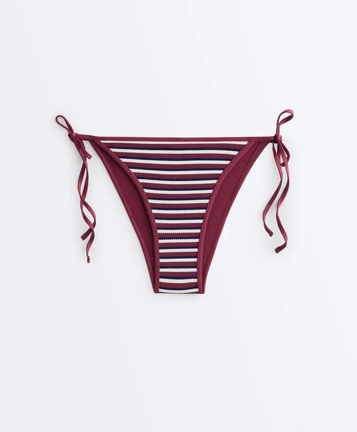 Culottes de bain à couverture moyenne texturées à rayures avec liens Culottes de bain à couverture moyenne texturées à rayures avec liens