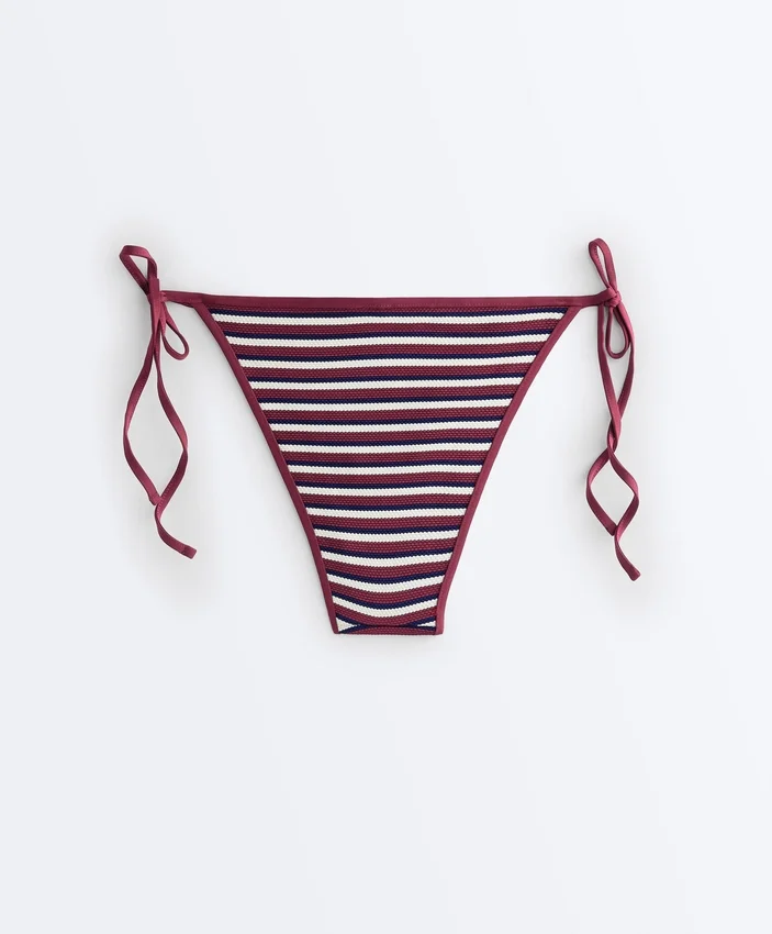 Culottes de bain à couverture moyenne texturées à rayures avec liens Culottes de bain à couverture moyenne texturées à rayures avec liens