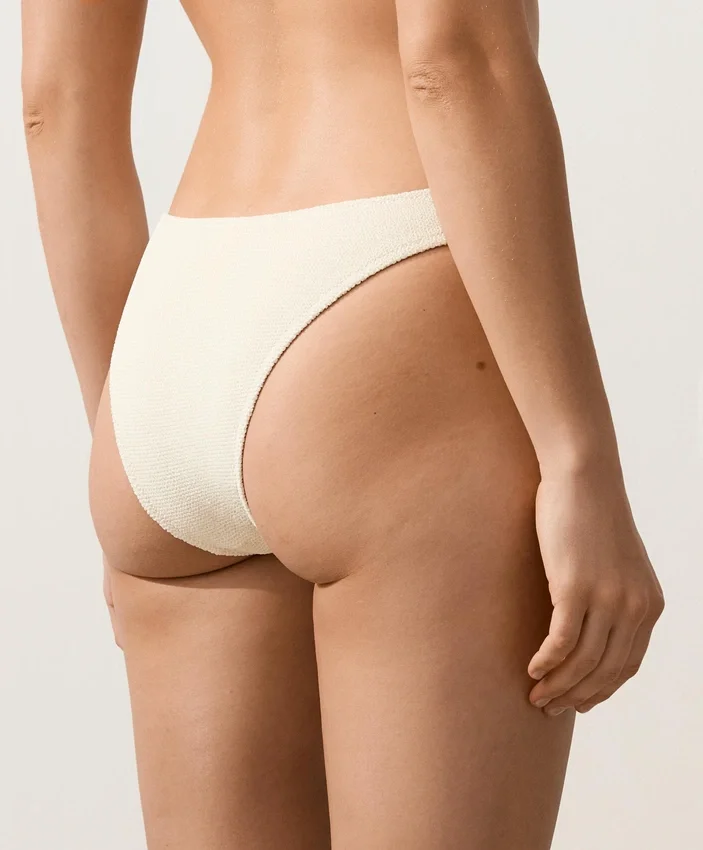 Culottes de bikini à coupe en U et en tissu froissé, couvrance moyenne Culottes de bikini à coupe en U et en tissu froissé, couvrance moyenne
