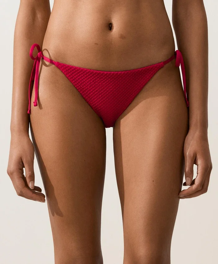 Culottes de bikini à couverture moyenne en tissu gaufré avec liens Culottes de bikini à couverture moyenne en tissu gaufré avec liens