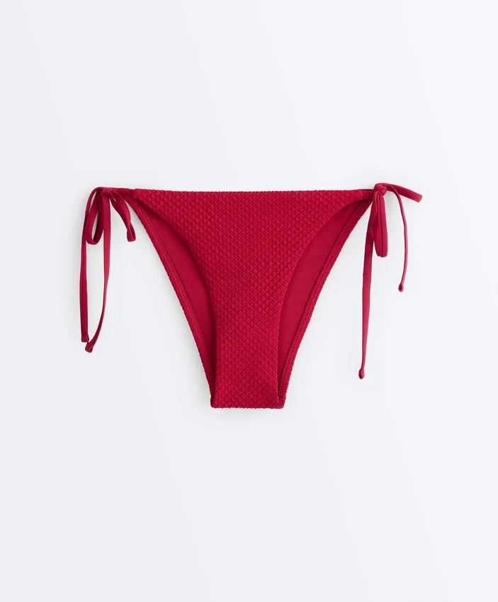 Culottes de bikini à couverture moyenne en tissu gaufré avec liens Culottes de bikini à couverture moyenne en tissu gaufré avec liens