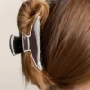 Grande pince à accessoires cheveux avec passepoil Grande pince à accessoires cheveux avec passepoil
