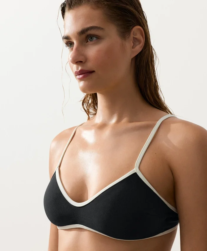Haut de bikini à bordures contrastées Haut de bikini à bordures contrastées