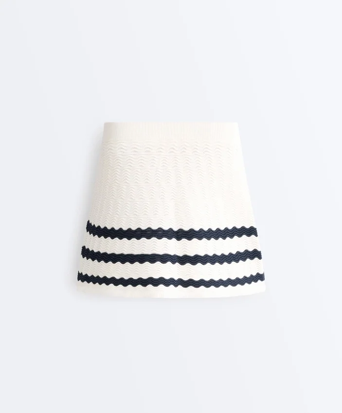 Jupe courte en maille ondulée Jupe courte en maille ondulée