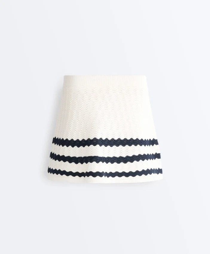 Jupe courte en maille ondulée Jupe courte en maille ondulée