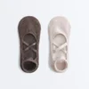 Lot de 2 paires de chaussettes de yoga et de Pilates en coton mélangé avec bandes croisées Lot de 2 paires de chaussettes de yoga et de Pilates en coton mélangé avec bandes croisées