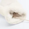 Moufles en peaux lainées avec cordon