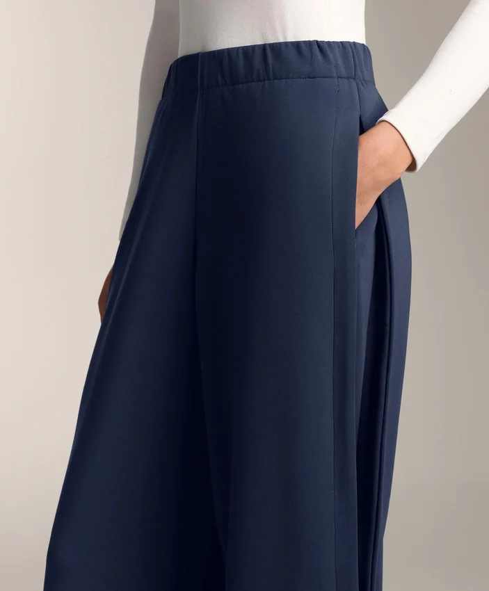 Pantalon cocon avec plis latéraux et modal brossé Pantalon cocon avec plis latéraux et modal brossé